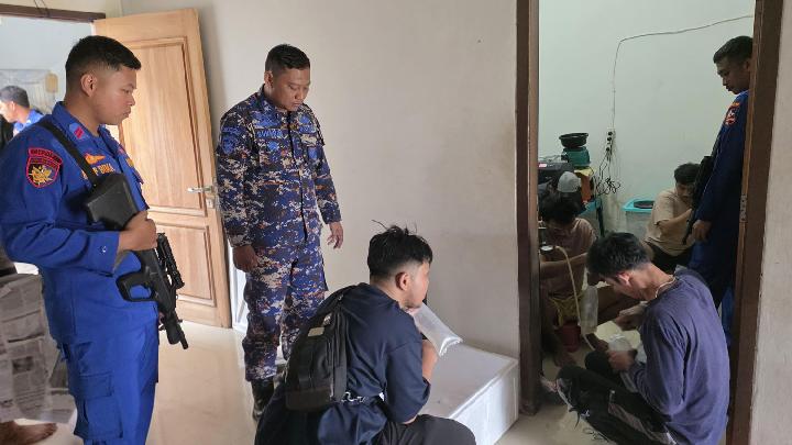 Polisi menangkap tersangka penyelundupan benih lobster di Serang