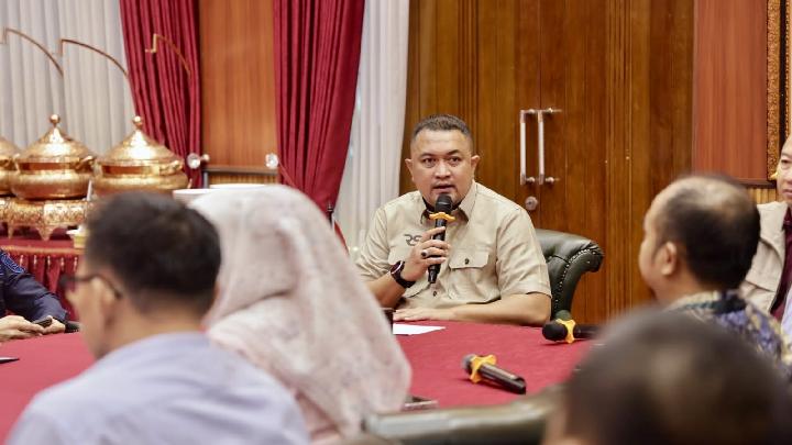 Bupati Bogor Rudy Susmanto dengan jajaran perangkat daerah mengumumkan survei publik