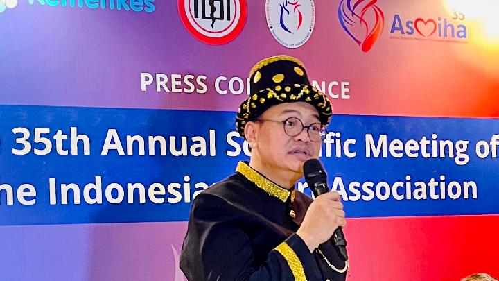 Ketua PERKI Ade Meidian Ambari dalam jumpa pers tentang layanan kardiovaskular